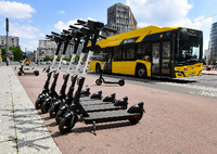 In Städten sind E-Tretroller bereits an jeder Straßenecke präsent. Foto: Jens Kalaene/dpa