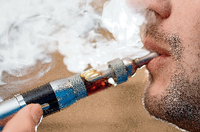 Bei der E-Zigarette wird die zu inhalierende Flüssigkeit, das Liquid verdampft. Rauchen soll so weniger schädlich sein. Foto: Friso Gentsch/dpa