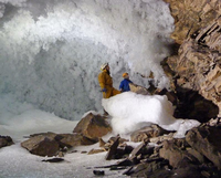 Wissenschaftler sammeln Daten zum Permafrost in einer Höhle in Sibirien (undatierte Aufnahme). Wenn in Sibirien der Permafrostboden zunehmend auftaut, könnten die Folgen weltweit zu spüren sein. Denn dann würden mehr Treibhausgase freigesetzt. Foto: University of Oxford/dpa