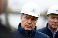 Robert Habeck beim Besuch eines Stahlwerks von Thyssenkrupp in Duisburg. Auch Deutschlands Industrie ist auf eine sichere Erdgasversorgung angewiesen. Foto: Ina Fassbender / AFP