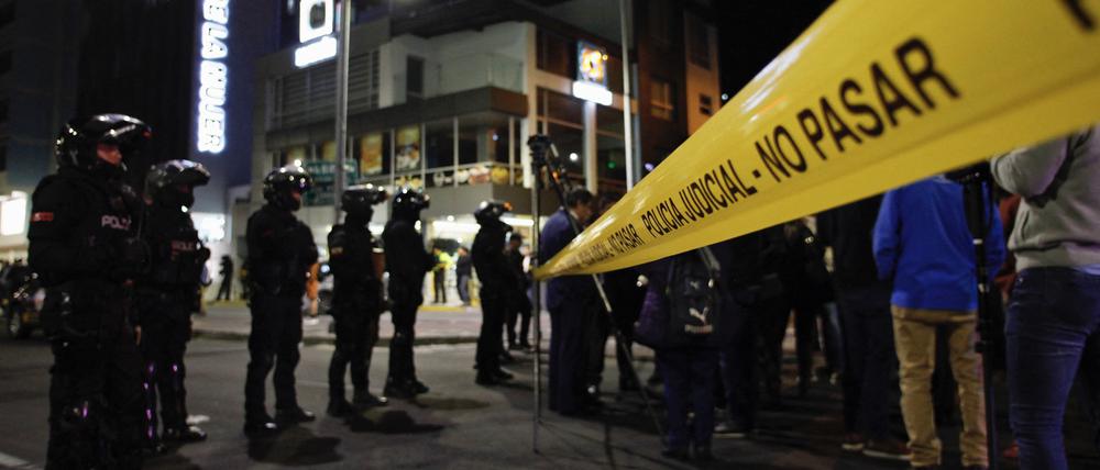 Polizisten stehen Wache vor dem Krankenhaus, in das der Präsidentschaftskandidat Fernando Villavicencio eingeliefert wurde, nachdem er bei einer Kundgebung in Quito angeschossen worden war, am 9. August 2023.