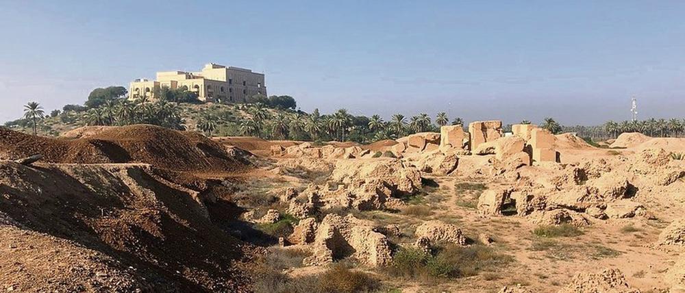 Babylon heute. Die erhaltenen Lehmziegel-Ruinen der legendären Stadt mit dem verlassenen und geplünderten Palast Saddam Husseins.