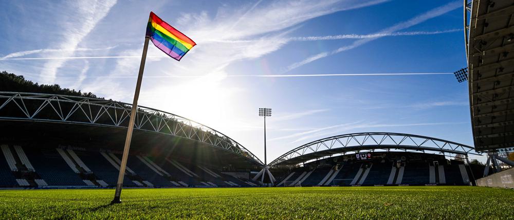 Das Thema Queerness wird im Fußball immer noch tabuisiert.
