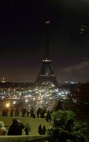 Der Eiffelturm am Abend ohne Beleuchtung. Foto: AFP