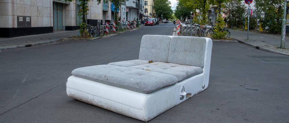 Ist das Abfall-Kunst oder soll das weg? Ein verwaistes Sofa in Prenzlauer Berg.