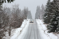 Ein Auto fährt über die eingeschneite Straße. Vorsicht ist geboten. (Symbolbild) Foto: imago images/Rene Traut