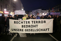 Eine Demonstration gegen Rechtsextremismus am Neuköllner Hermannplatz.  Foto: imago images/Future Image