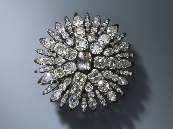 Eine sogenannte Aigrette, ein Haarschmuck, die unter den gestohlenen Juwelen war. Insgesamt kamen 4300 Diamanten weg.