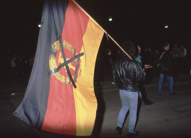 Symbol der Niederlage: eine durchgestrichene DDR-Flagge bei den deutschen Wiedervereinigungsfeierlichkeiten.