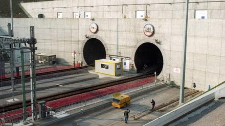 Einfahrt des Eurotunnels bei Calais, Frankreich