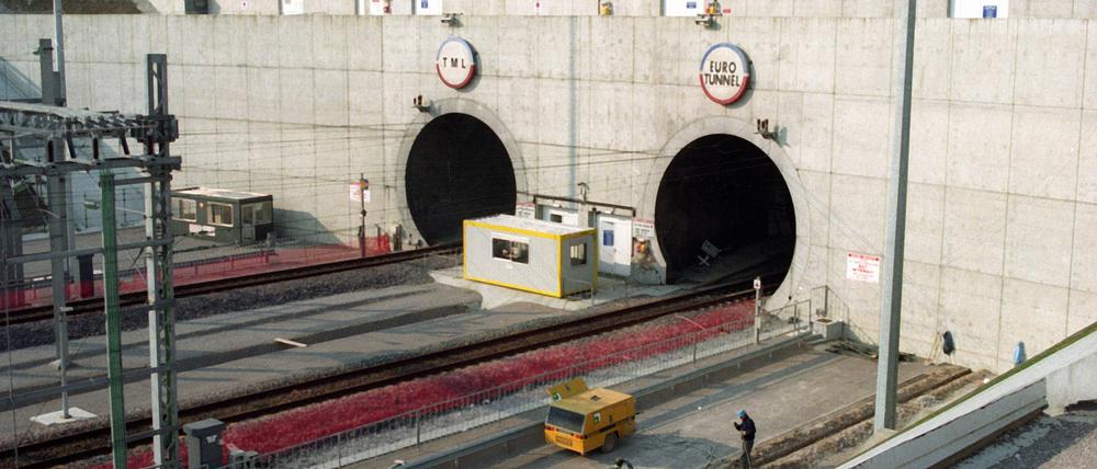 Einfahrt des Eurotunnels bei Calais, Frankreich