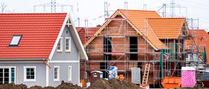 Mehrere im Bau befindliche Einfamilienhäuser stehen in einem Neubaugebiet im Ortsteil Haimar. 