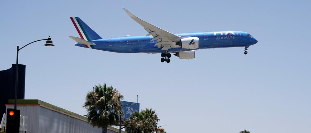 Ein Passagierflugzeug der italienischen ITA Airways setzt zur Landung auf dem internationalen Flughafen von Los Angeles an.