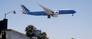 Ein Passagierflugzeug der italienischen ITA Airways setzt zur Landung auf dem internationalen Flughafen von Los Angeles an.