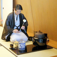 Erste Teezeremonie. Teemeister Sokei Kimura ist aus London gekommen, um das Teehaus im Humboldt Forum einzuweihen. Foto: dpa