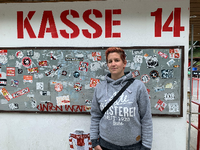 Nadine Hornung, 29 Jahre alt, vor den geschlossenen Kassen am Eingang. Foto: ale