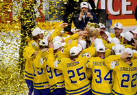 Party mit Pokal: Das schwedische Team nach dem Sieg gegen Kanada. Foto: dpa