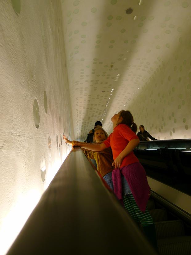 In der Elbphilharmonie geht es 80 Meter durch einen milchweißen Rolltreppentunnel.