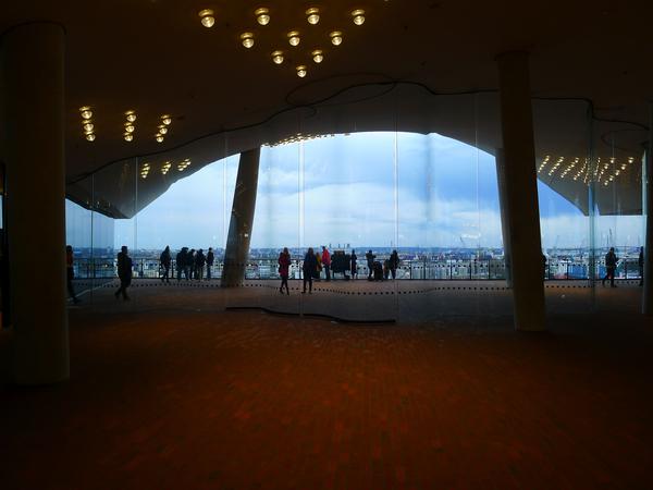 Spektakulärer Blick aus einem spektakulären Gebäude: Mit dem Plaza-Ticket kommt man günstig in die Elbphilharmonie. 