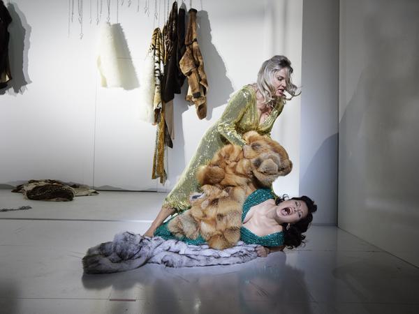 Elina Garanca (Amneris) bedrängt Mariana Rebeka (Aida) in Calixto Bieitos Inszenierung von Giuseppe Verdis "Aida" an der Berliner Staatsoper.