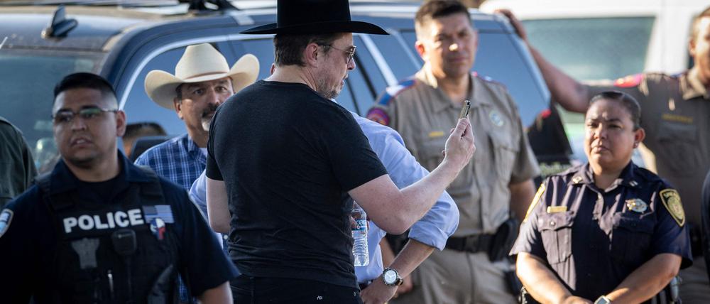 Elon Musk mit schwarzem Cowboyhut streamt live von der texanisch-mexikanischen Grenze in Eagle Pass, Texas. 
