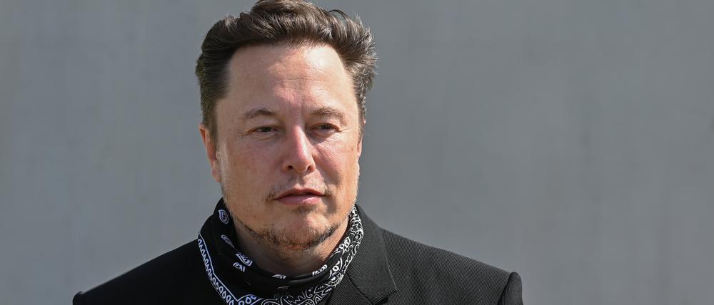 Elon Musk, Tesla-Chef, steht bei einem Pressetermin auf dem Gelände der Tesla Gigafactory. (Archivbild)