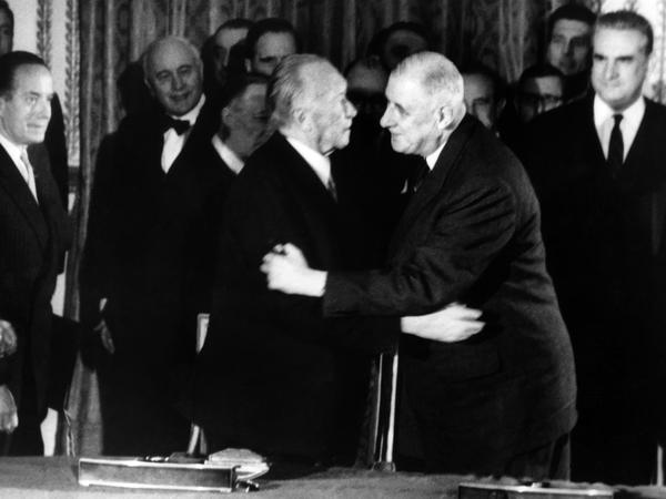 Die Unterzeichnung des Élyseé-Vertrages, des deutsch-französischen Freundschaftsvertrages, am 22.01.1963 in Paris besiegeln Bundeskanzler Konrad Adenauer (li.) und der französische Präsident Charles de Gaulle (re.) mit Freundschaftsküssen. 