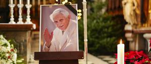 Ein Bild des verstorbenen Benedikt XVI. im Wiener Stephansdom. 