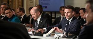 Sie saßen nebeneinander in Paris am Montagabend, ihre Positionen zur Ukraine aber liegen weit auseinander – Frankreichs Staatschef Emmanuel Macron und Bundeskanzler Olaf Scholz