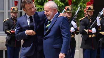 Die Präsidenten Frankreichs und Brasiliens, Emmanuel Macron und Luiz Inacio Lula Da Silva. 
