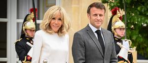 Der Präsident von Frankreich Emmanuel Macron und Brigitte Macron bei einem Termin im Elysee-Palast in Paris am 20. Juni 2023.