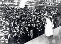 In England war der Kampf der "Suffragetten" (vom lateinischen Wort für Stimmrecht) radikaler als der der deutschen Schwestern: Hier die berühmteste, Emmeline Pankhurst, während einer Kundgebung auf dem Londoner Trafalgar Square. Foto: picture alliance/dpa