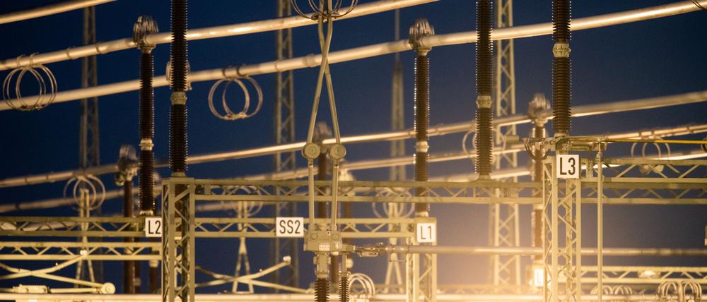 Blick auf das Umspannwerk Landesbergen mit drei Leitern für drei Phasen des Stroms. Bundeskanzler Scholz hat baldige Eckpunkte zur Entlastung von Bürgerinnen und Bürgern sowie Unternehmen in der Energiekrise angekündigt.