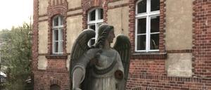 Der Engel kehrt zurück nach Alt-Tempelhof und Michael. 