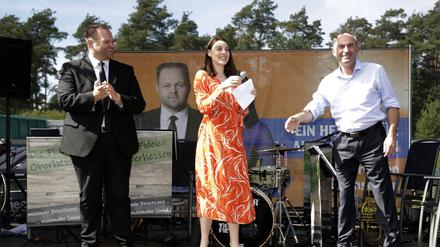 Engin Eroglu, Laura Schulz und Hubert Aiwanger bei einer Wahlkampfveranstaltung der Freien Wähler Hessen auf dem Bioenergiehof „Vor den Tannen“ in Hessen.
