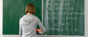 Eine Englisch-Lehrerin einer Grundschule in Frankfurt (Oder) wischt die Tafel ab. 