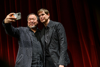 Ai Weiwei und Daniel Kehlmann bei der Vorstellung der Autobiografie Weiweis "1000 Jahre Leid und Freud" im Berliner Ensemble. Foto: imago images/Cathrin Bach