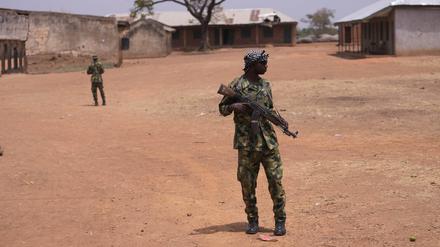 Nigerianische Soldaten patrouillieren an der Schule, wo die Kinder entführt wurden.