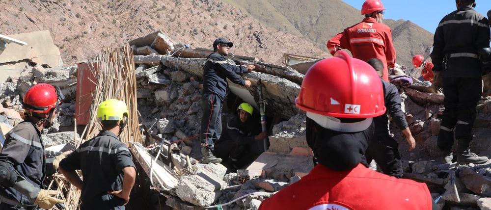 Rettungskräfte suchen nach Überlebenden eines Erdbebens südlich von Marrakesch.