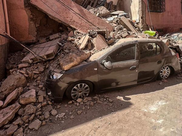 Trümmer eines Hauses zerstörten in Marrakesch auch dieses Auto.