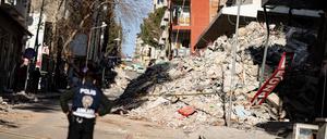 Trümmer eines zusammengestürzten Hauses liegen in der vom Erdbeben schwer getroffenen Stadt Pazarcik in der Türkei.