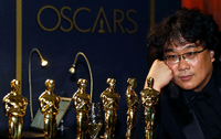 Der große Überraschungssieger des Abends. Der südkoreanische Regisseur Bong Joon Ho gewann fünf Oscars für seinen Film „Parasite“, darunter bester Film und beste Regie. Foto: Eric Gaillard/dpa