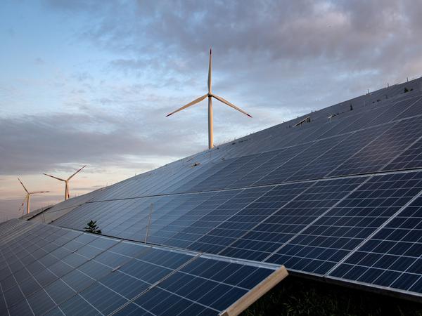23.05.2022, Bremen: Windkraftanlagen stehen hinter Photovoltaikanlagen auf der Blocklanddeponie. Foto: Sina Schuldt/dpa +++ dpa-Bildfunk +++