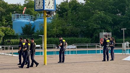 Das Sommerbad Neukölln am Columbiadamm wurde am Mittwochabend von Polizisten geräumt.