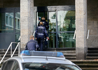 Polizisten betreten das Präsidium in Mülheim an der Ruhr, wo 15 Beamte wegen rechter Chats suspendiert sind. Foto: Roland Weihrauch/dpa