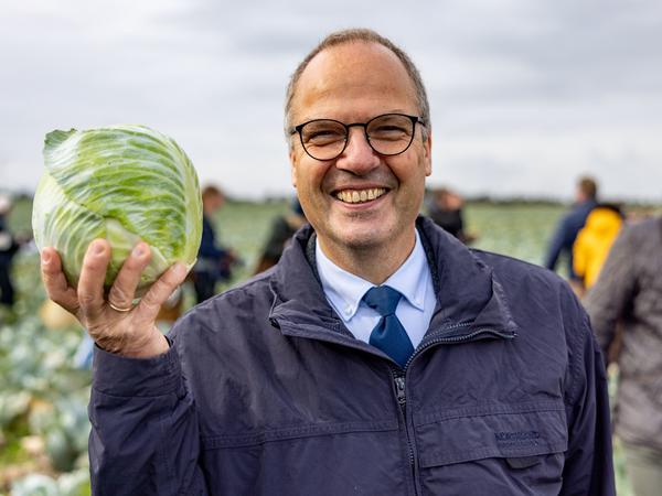Der Kieler Landwirtschaftsminister Werner Schwarz (CDU) fordert mehr Geld für den Umbau der Ställe. 
