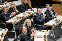 Die Abgeordneten der AfD um Fraktionschef Georg Pazderski (2.v.r) sitzen neben den FDP-Abgeordneten um Fraktionschef Sebastian Czaja (vorne) und verfolgen am 27.10.2016 die erste Sitzung des Berliner Abgeordnetenhauses. Foto: dpa