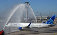 Ein Passagierflugzeug der United Airlines wird am Hauptstadtflughafen BER von der Flughafenfeuerwehr zum Erstflug vom BER zum New Yorker Flughafen Newark verabschiedet. Foto: Bernd Settnik/dpa-