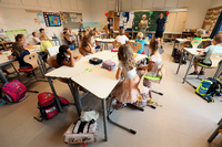 Schülerinnen und Schüler der ersten Klasse sitzen am ersten Schultag nach den Sommerferien im Unterricht der Potsdamer Grundschule am Jungfernsee. Foto: Ottmar Winter PNN