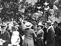 Im August 1914 gab es in Deutschland eine große Kriegsbegeiterung. Zahlreiche Schüler aus dem Bürgertum meldeten sich freiwillig für den Kriegsdienst. Foto: dpa